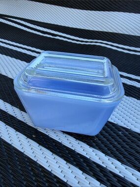🎀vintage Pyrex Delphite blue refrigerator dish, specifically a "fridgie